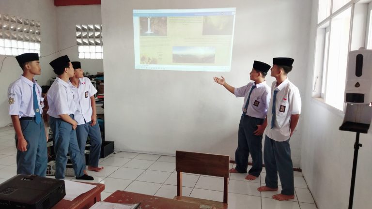 Pembelajaran Berbasis IT Teks Laporan Hasil Observasi
